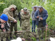 Під Слов'янськом знайшли труп у камуфляжі із колорадськими стрічками (відео 16+)